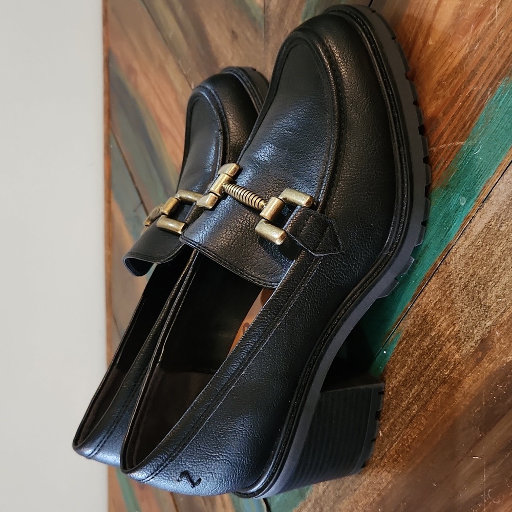 Zodiac Womens Gemma Metallic Chain Detail Lug Sole Black Loafer Size 7